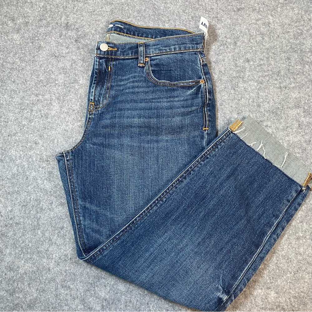 Old Navy Boyfriend Capri Cuffed Raw Hem Distressed Jean Size 8 Womens NWT